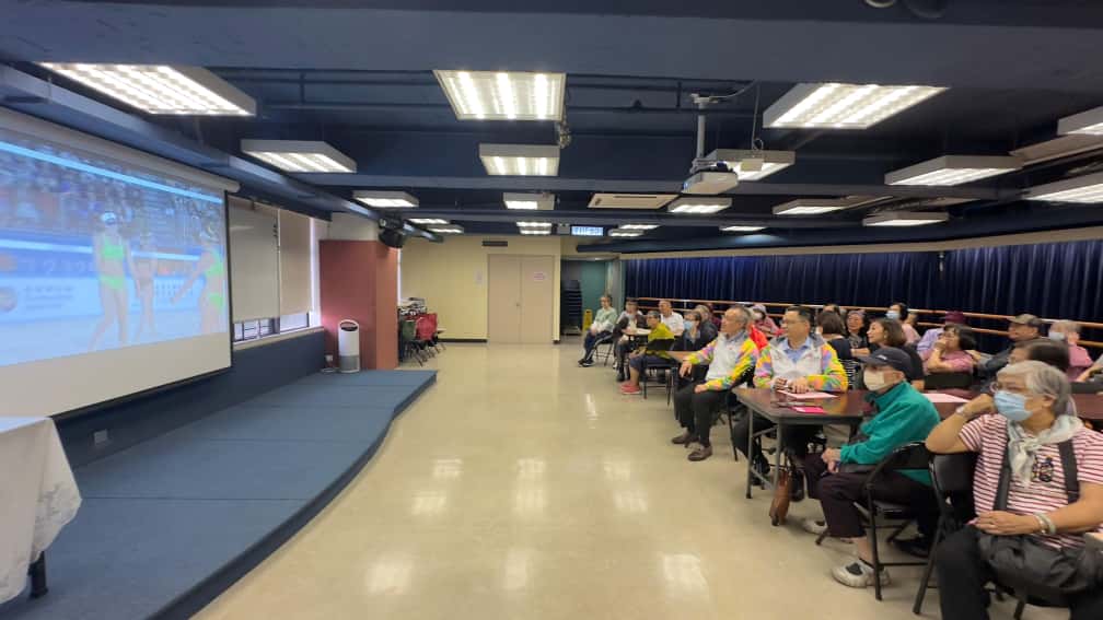 港燈客戶服務科總經理梁偉堅和輸配電科總經理楊廣通，聯同聖雅各福群會代表與長者一同觀賞賽事，共享國家體育盛事的喜悅。