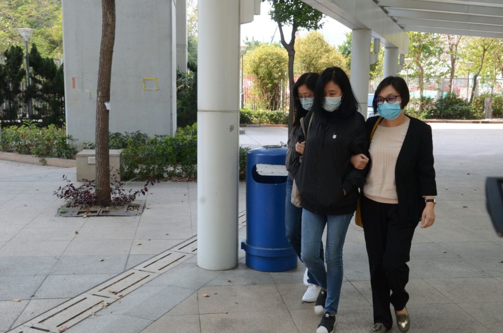女親友戴上口罩。蔡楚輝攝