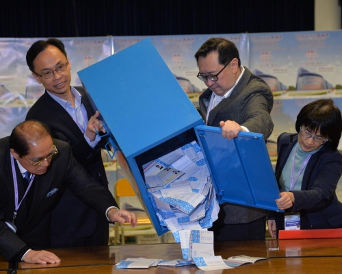 選管會主席馮驊宣布,立法會補選最終投票率為43%。