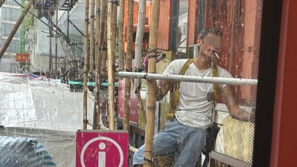 旺角男搭棚工疑棚架上吸煙　目擊者稱彈煙頭落地　網民憂危及途人。Facebook 香港外賣及速遞平台綜合交流群 圖片