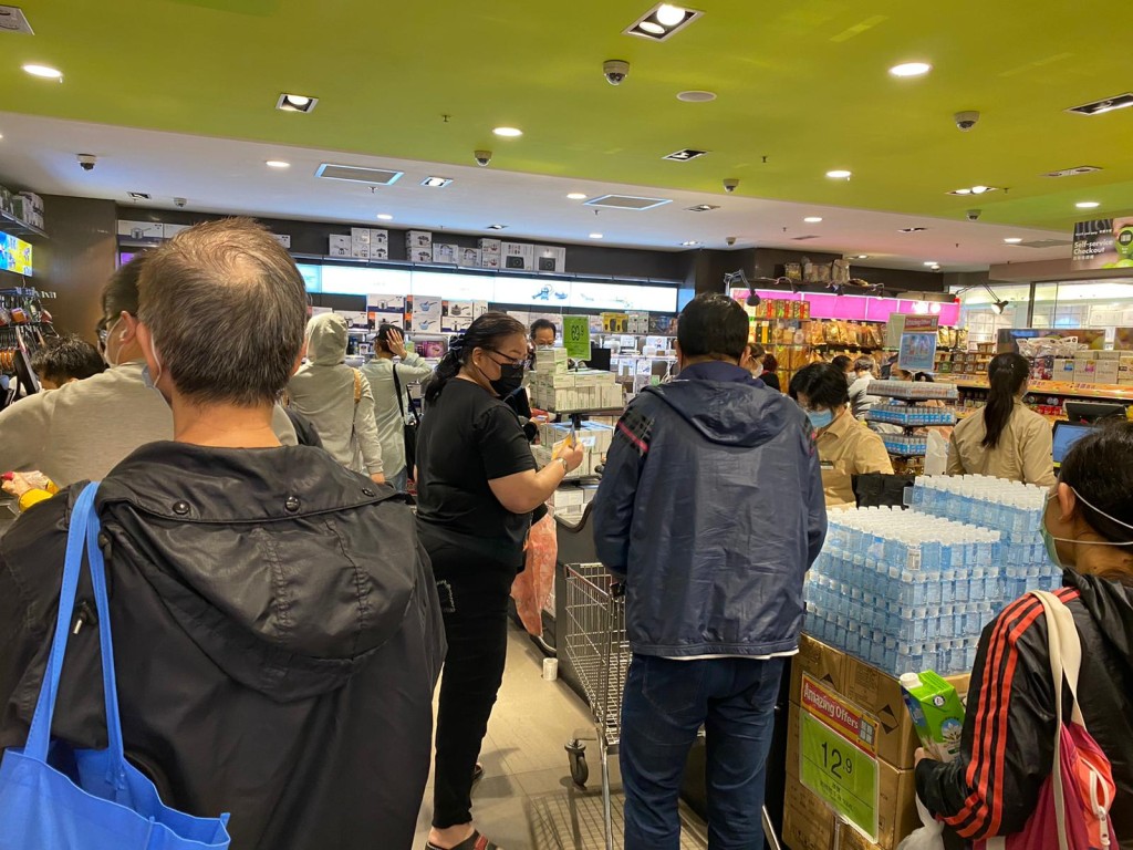 市民排隊買生活用品。