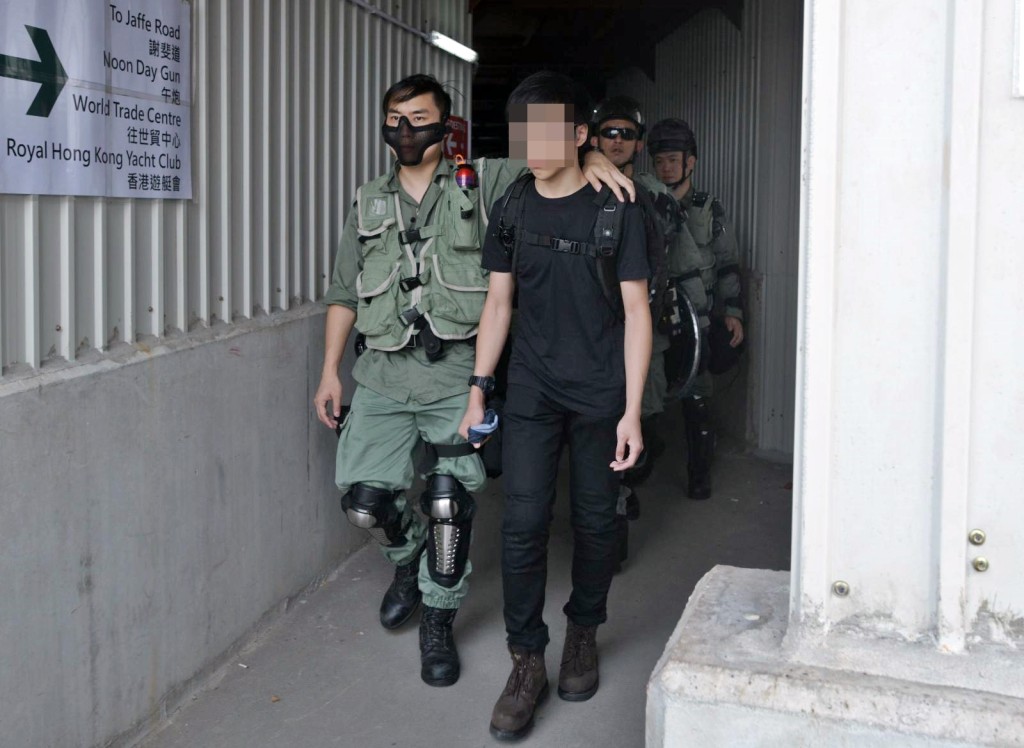 警方帶走至少4人。