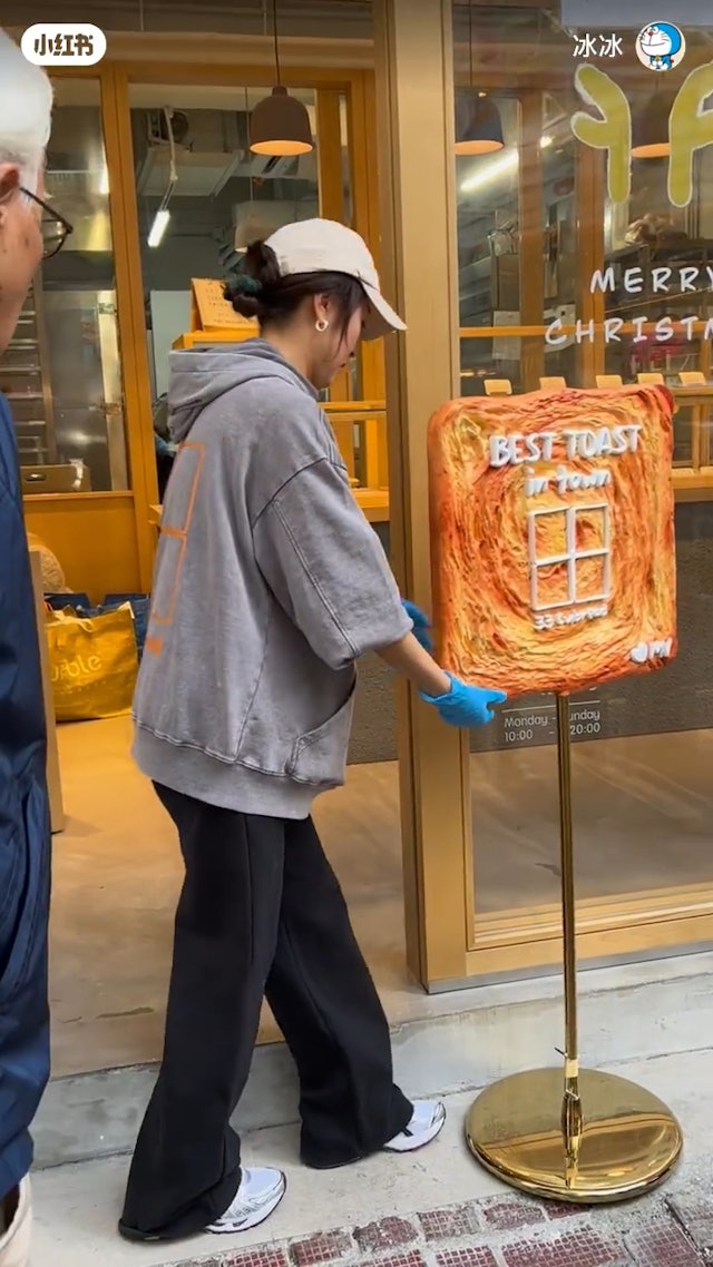 紮起丸子頭的唐詩詠身穿淺灰色中長袖連帽衛衣襯黑色闊腳長褲,頭戴米白色Cap帽及藍色塑膠手套,整體造型非常隨性自然又不失星味。 紮起丸子頭的唐詩詠身穿淺灰色中長袖連帽衛衣襯黑色闊腳長褲,頭戴米白色Cap帽及藍色塑膠手套,整體造型非常隨性自然又不失星味。