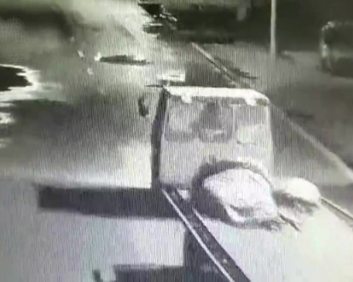 15歲女學生醉倒馬路，遭兩貨車輾過慘死。（網圖）