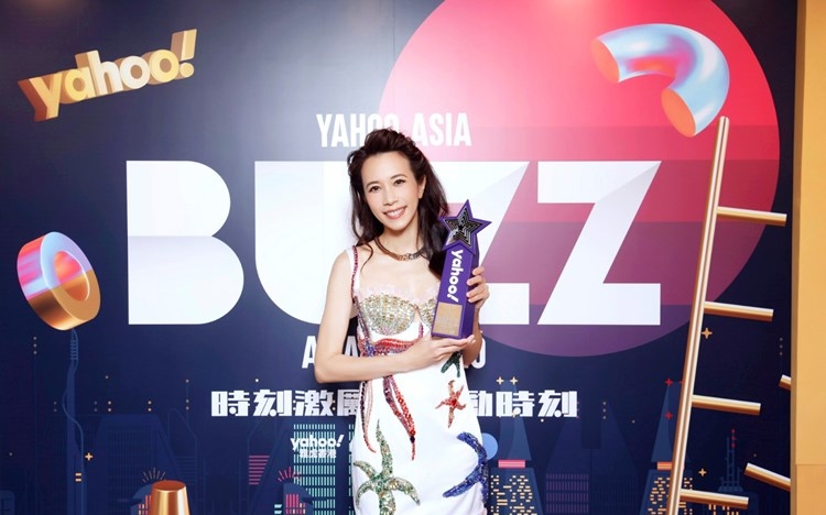 莫文蔚(Karen)盛裝現身《YAHOO!搜尋人氣大獎》頒獎禮。
