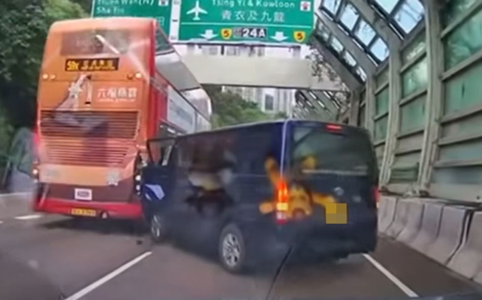 貨Van車頭直撼九巴車尾。fb車cam L（香港群組）影片截圖