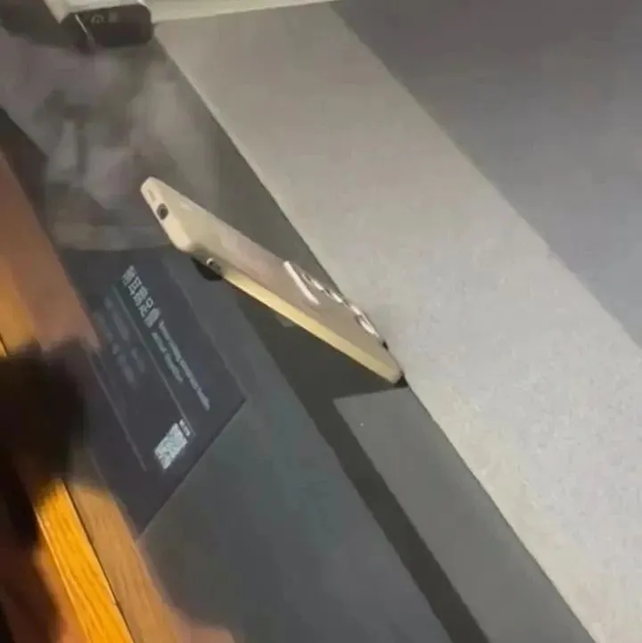 山西博物館青銅器展櫃驚現手機。 山西博物館青銅器展櫃驚現手機。