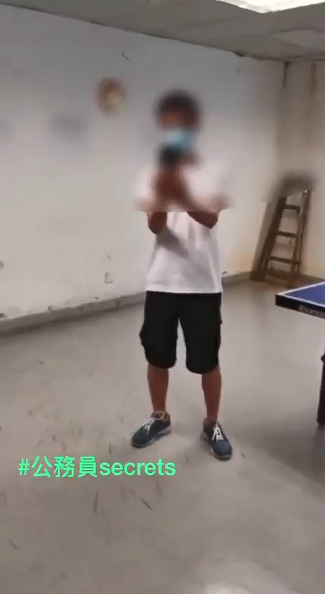 正打乒乓球的一名男子見狀，上前舉起手機反拍事主。片段截圖