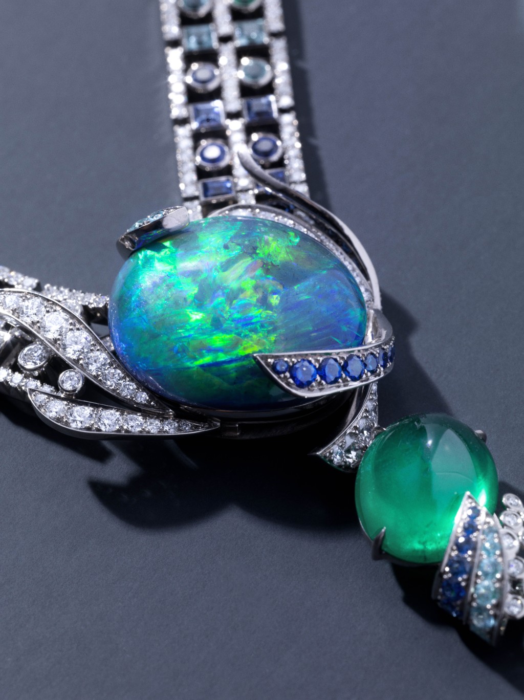 長項鏈最搶眼的是那顆來自澳洲的圓形蛋面切割黑色蛋白石，重達19.83 卡。