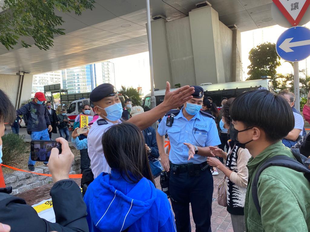 警方呼籲在場人士勿違反「限聚令」。