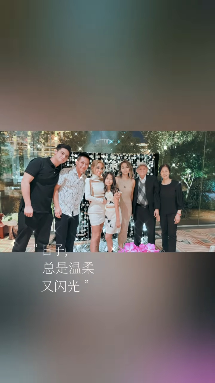 洗米嫂的社交網有不少全家出動的合照。 洗米嫂的社交網有不少全家出動的合照。