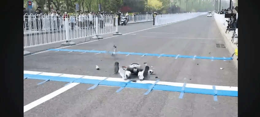 機械人瞬間解體。