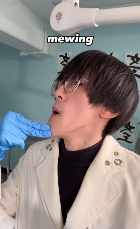 真人版“城之内”拥有的超长下巴，在网上引起热话。YouTube/Instagram