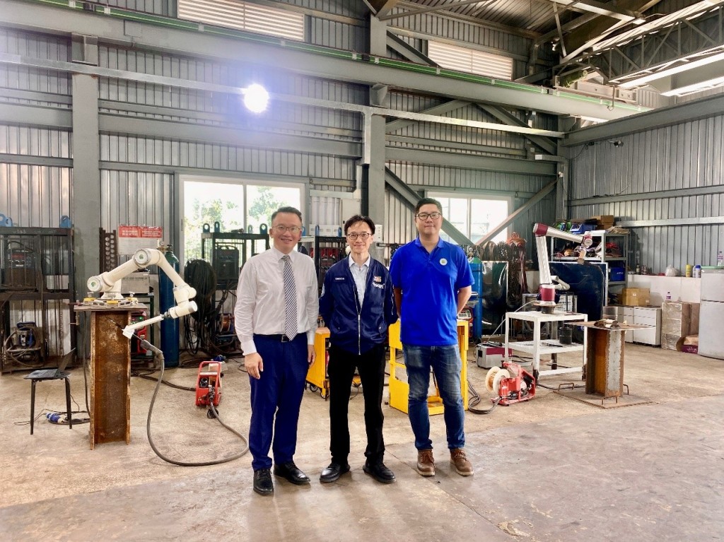 節目主持人陳曉峰(左)、香港生產力促進局智能製造部總經理孫國偉(中)及和利綠色動力總經理黃子揚(右) 節目主持人陳曉峰(左)、香港生產力促進局智能製造部總經理孫國偉(中)及和利綠色動力總經理黃子揚(右)