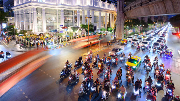 泰國考慮遷都，還考慮到曼谷人口過度稠密及環境污染問題。