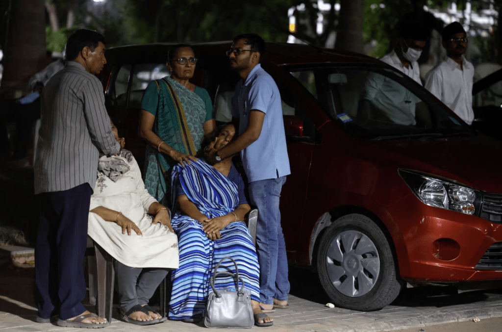 死难者家属在场悲伤痛哭。路透社 死难者家属在场悲伤痛哭。路透社