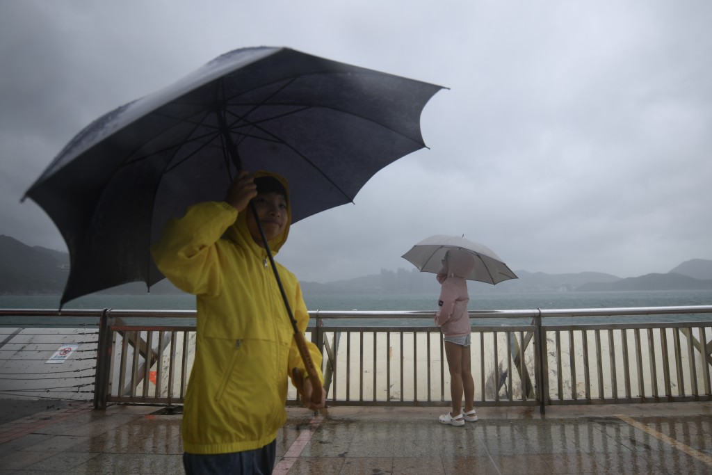 政府会加强呼吁市民在恶劣天气不要追风逐浪，否则有可能被检控。资料图片