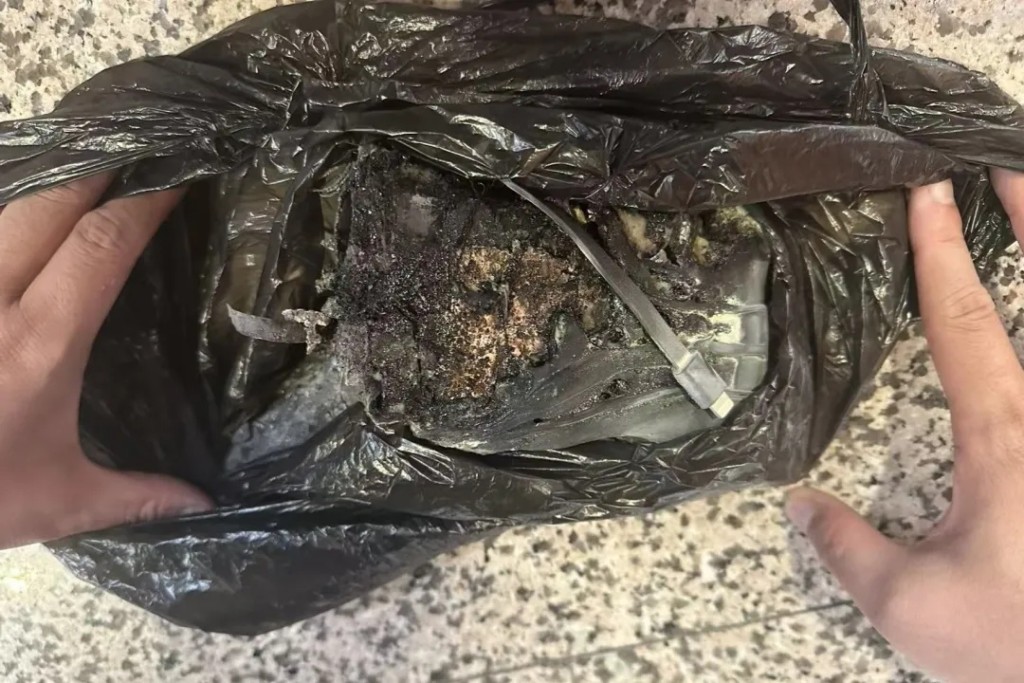 尿袋自燃後損毀嚴重。 尿袋自燃後損毀嚴重。