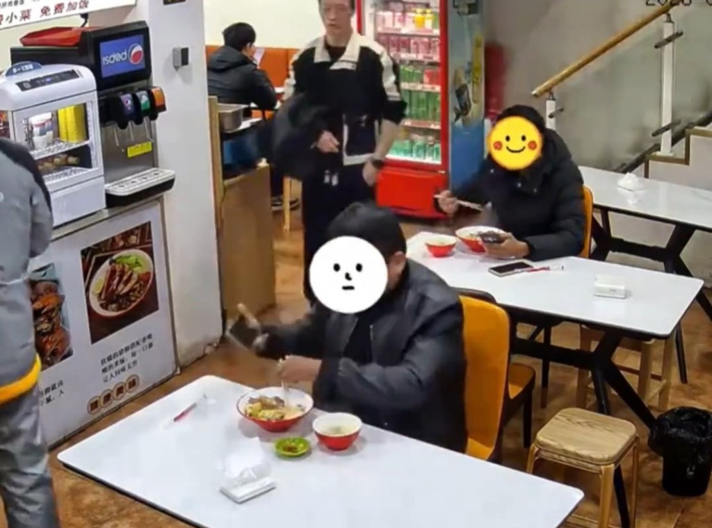 兩男子離座後未有察覺跟對方互換座位。