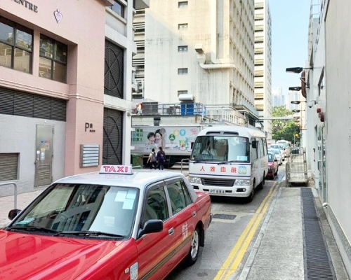 伊利沙伯醫院指有車輛取道醫院內的行車通道,導致院內道路嚴重擠塞。