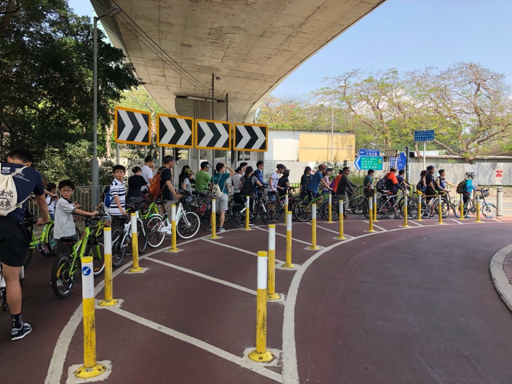 市民遵從指示,過馬路時下車推行。