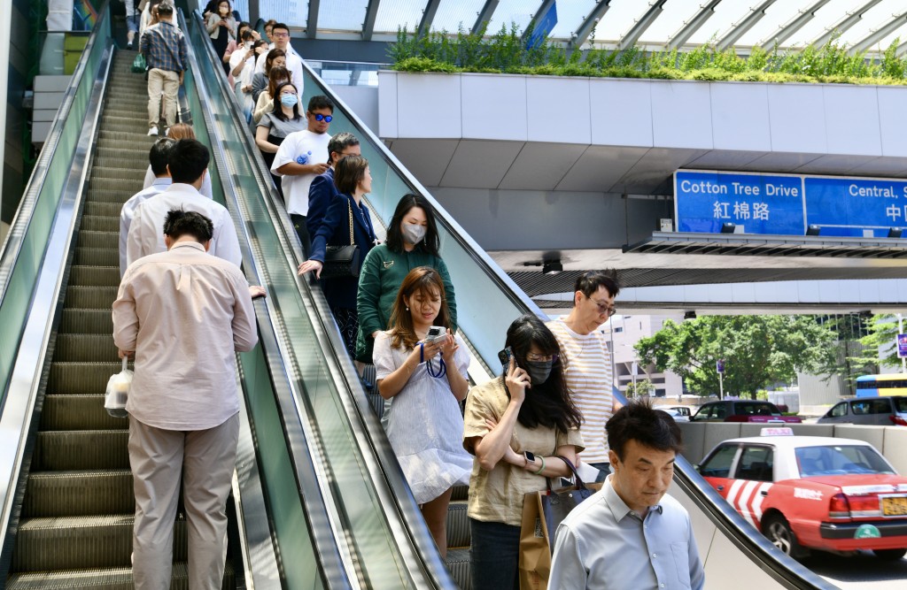 她指政府會審視公務員目前工作表現、「喺咁嘅情況底下，士氣需唔需要提振？」。
