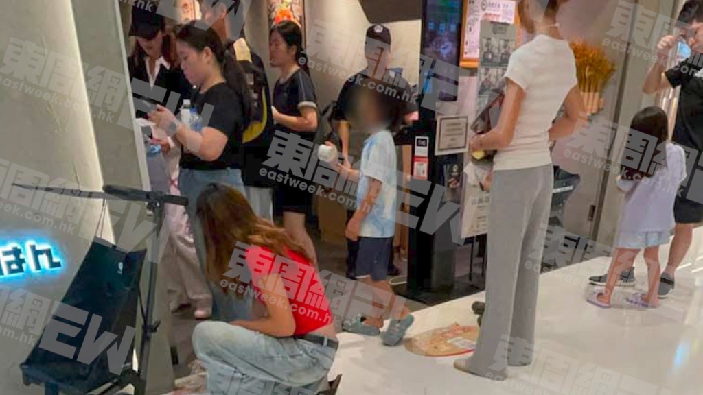 大女張楚兒在門口不慎倒瀉飲品,她並無慌亂大叫,反而極其淡定地拿出紙巾蹲下抹地,表現獨立。(《東周刊》圖片) 大女張楚兒在門口不慎倒瀉飲品,她並無慌亂大叫,反而極其淡定地拿出紙巾蹲下抹地,表現獨立。(《東周刊》圖片)