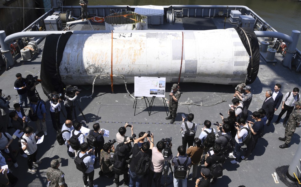 南韓官員其後在海上打撈起火箭殘骸，送往國防部進行分析。  路透社
