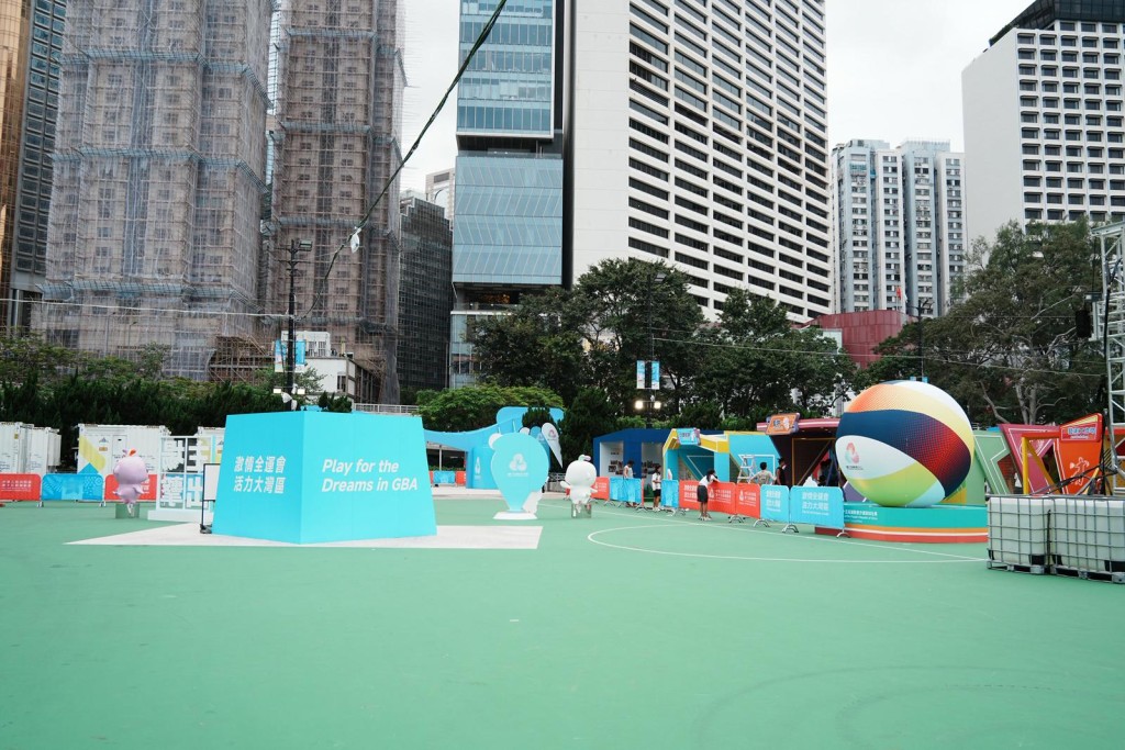 維園沙排場旁設有同樂區,球迷可一嚐在沙上打排球的滋味。汪旭峰攝 維園沙排場旁設有同樂區,球迷可一嚐在沙上打排球的滋味。汪旭峰攝