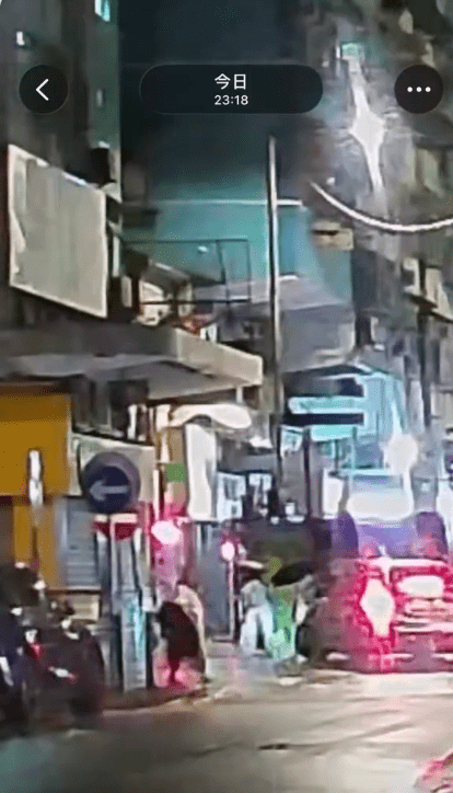 然而，車輛並未如預期般停下，反而以相當高的車速悍然剷上行人路，兩名女途人驚覺有車輛失控衝前，曾驚慌試圖走避。Threads@denzel_chan