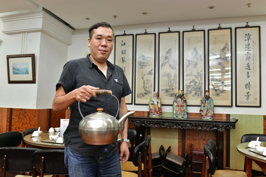 蓮香樓最近由第四代傳人顏漢彬接手，茶居恪守「水煲沖茶，水滾茶靚」的傳統。 