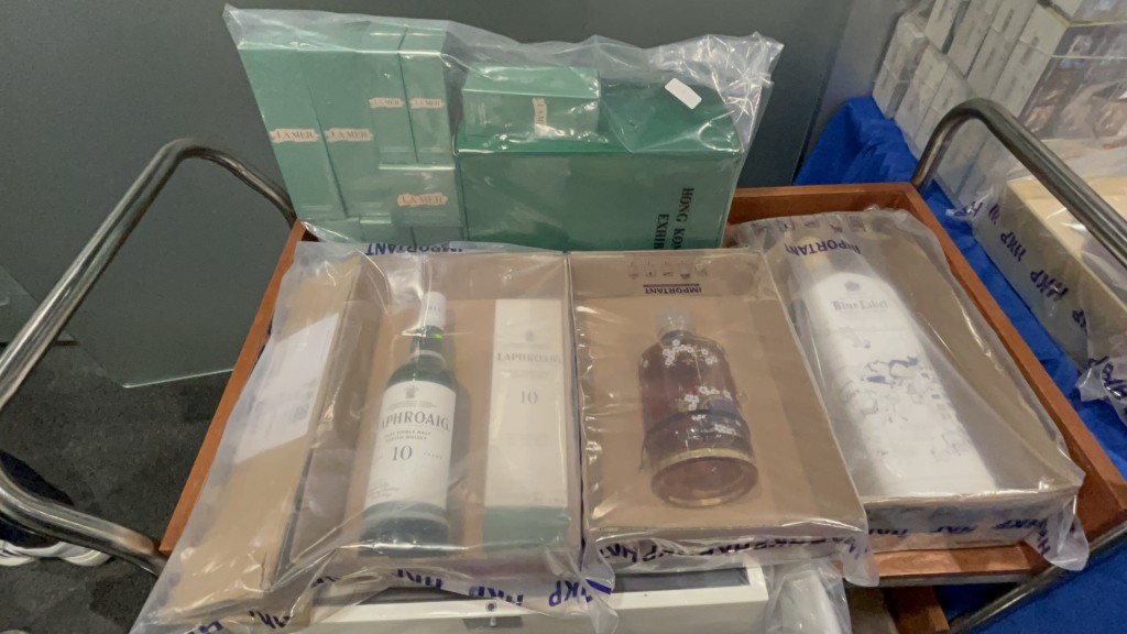 警方在單位內檢獲大批懷疑贓物，包括名貴手錶、護膚品、酒、保健食品、演唱會門票及大量遊戲卡等。