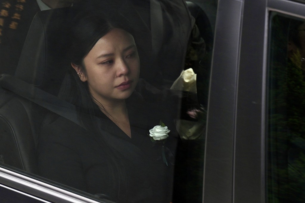 未婚妻Kiki面露哀傷。