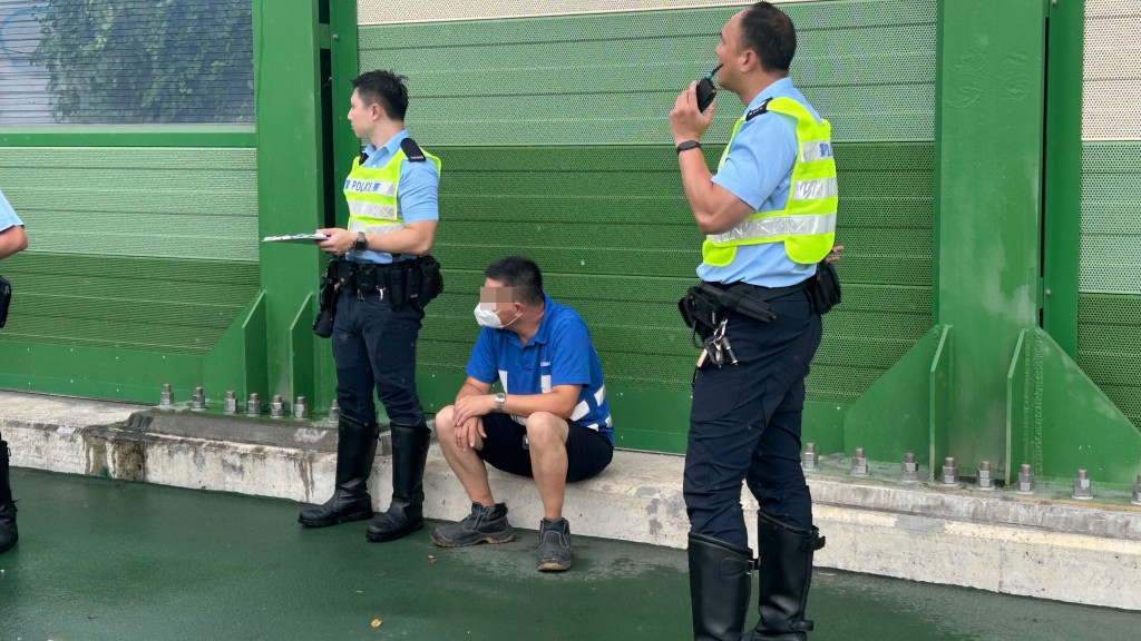 司機協助警員調查。 司機協助警員調查。