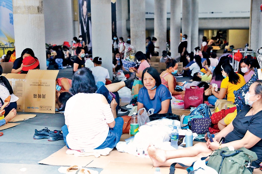 政府宣布，本港外傭的「規定最低工資」將調高2.5%，由現時每月4870元增加至4990元。