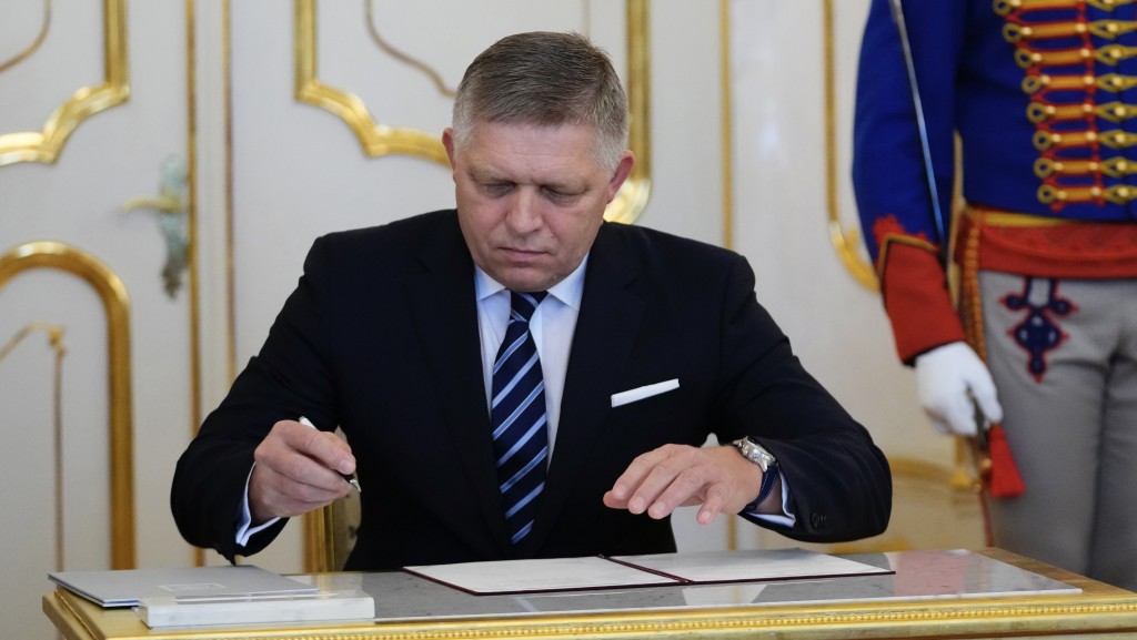 斯洛伐克親俄新總理菲佐（Robert Fico）簽署就職宣誓詞。 美聯社