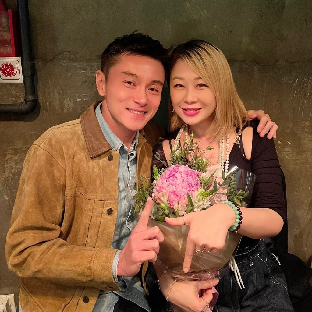 黄浩然前年庆祝结婚17周年时，送花给太太。