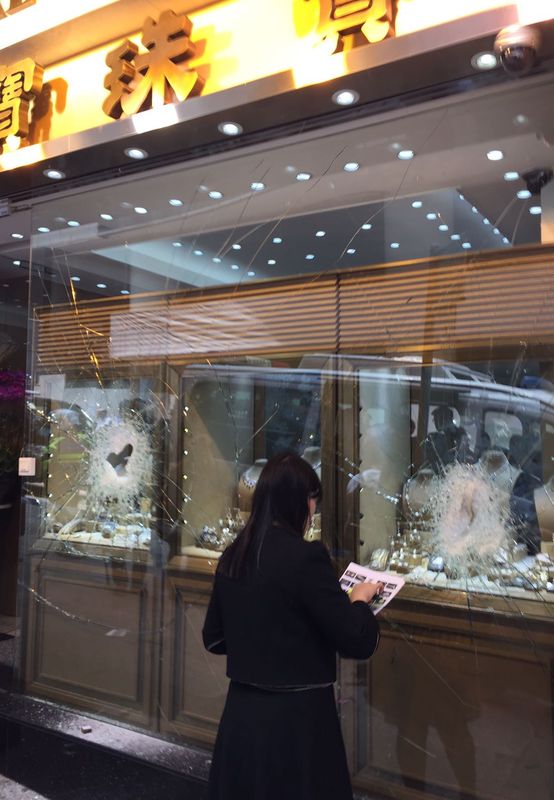 女職員手持珠寶圖片點算損失。
