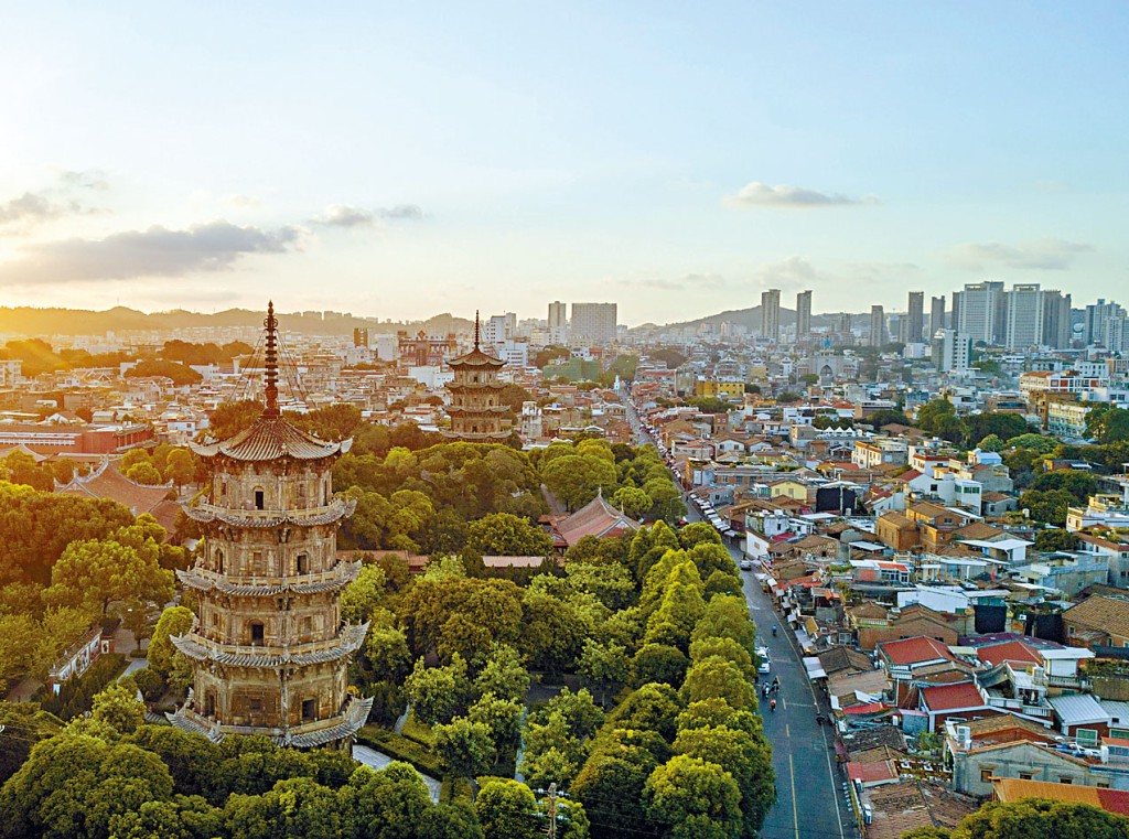 ■泉州申遺成功。圖為朝霞中的泉州開元寺東西塔。