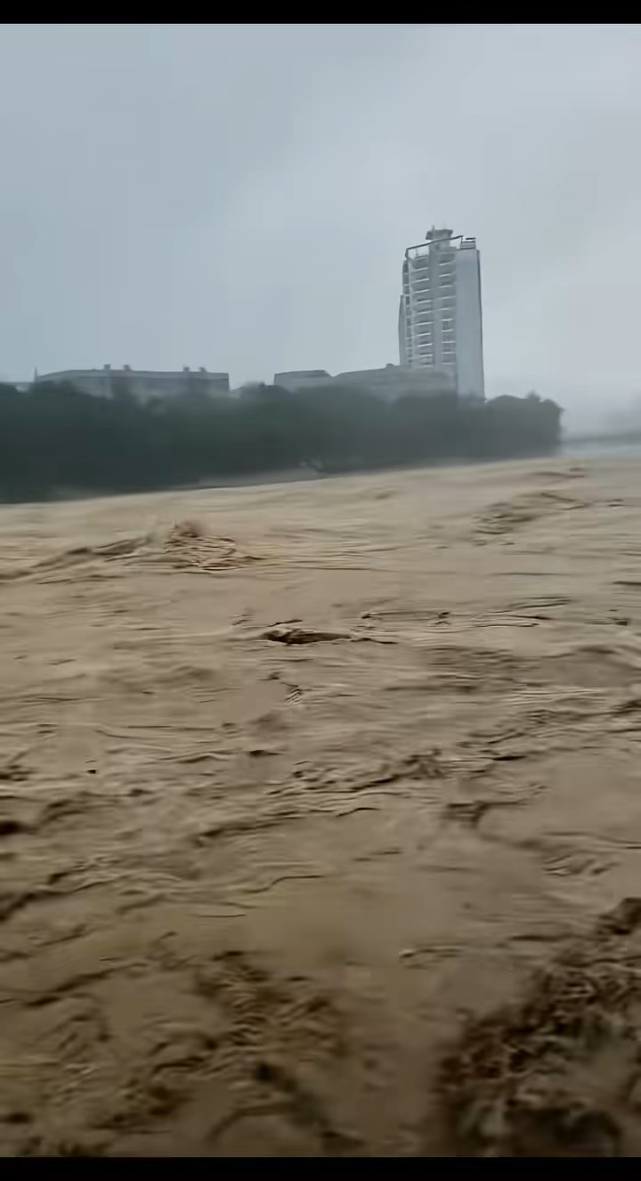 海南五指指連日暴雨，該市多地出現水浸。