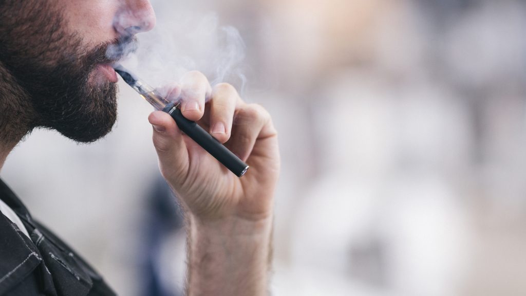 电子烟被视为帮助瘾君子戒烟的关键，但外界一直担心它们可能导致年轻人尼古丁上瘾。