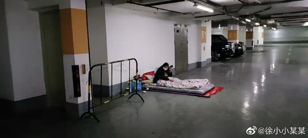 上海某豪宅確診清潔工被隔離至停車場席地而睡。網圖