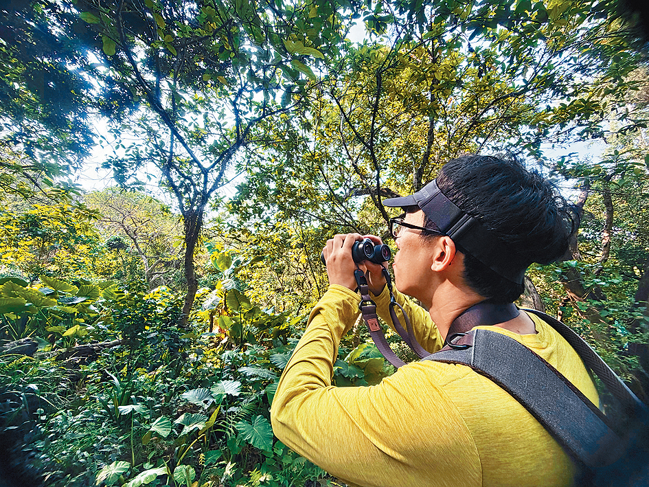 野外考察不僅靠肉眼觀察，江珀墉也用望遠鏡觀鳥，並記錄雀鳥的叫聲。