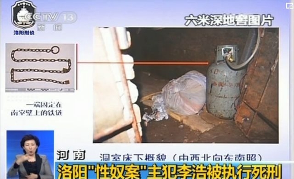 床下發現石油氣罐等物品。 央視截圖 床下發現石油氣罐等物品。 央視截圖
