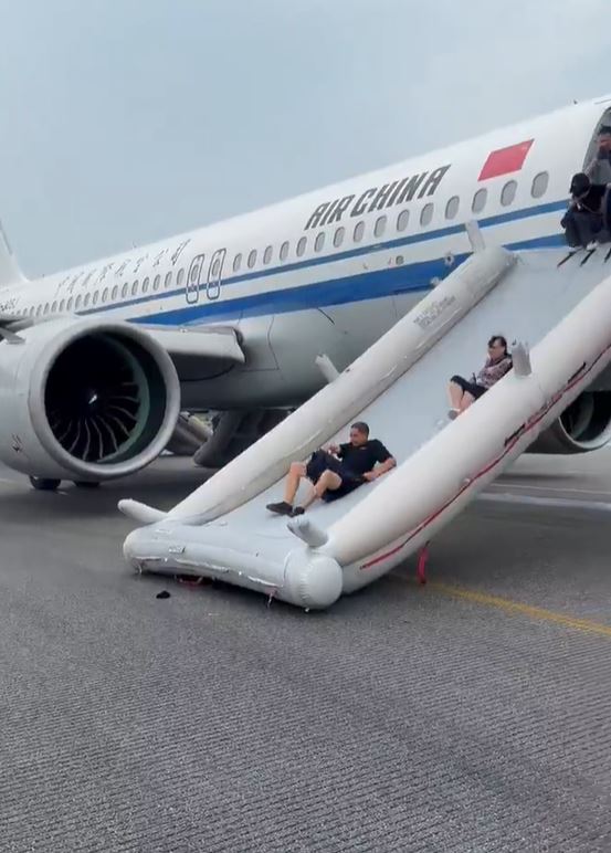 乘客要由緊急滑梯逃生。