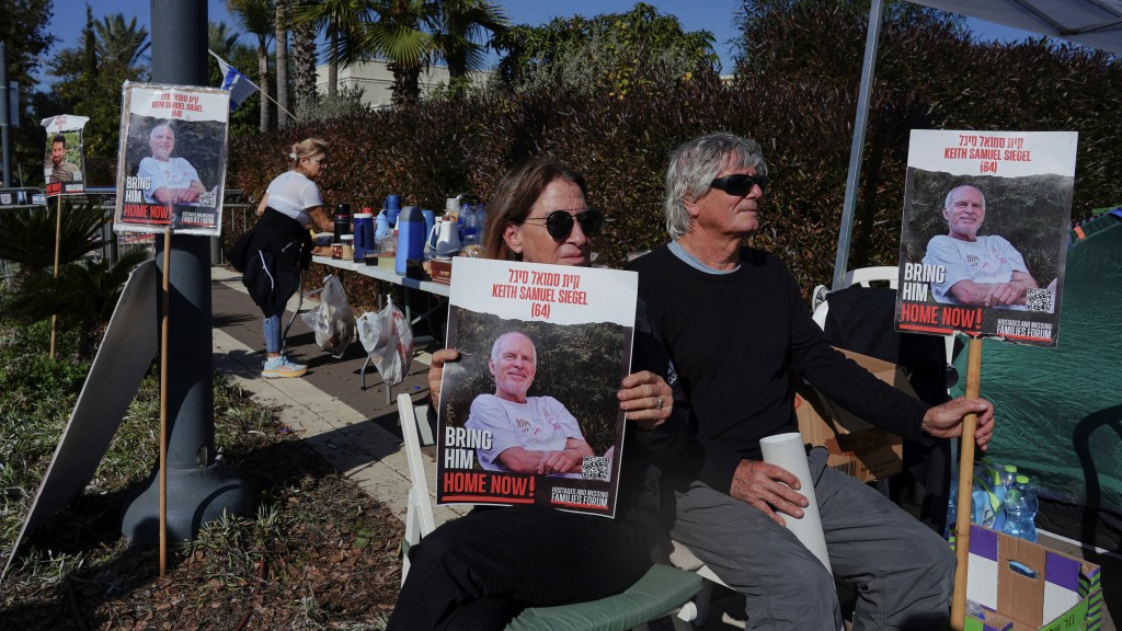 以色列人质家属聚集在内塔尼亚胡私宅外抗议。 路透社