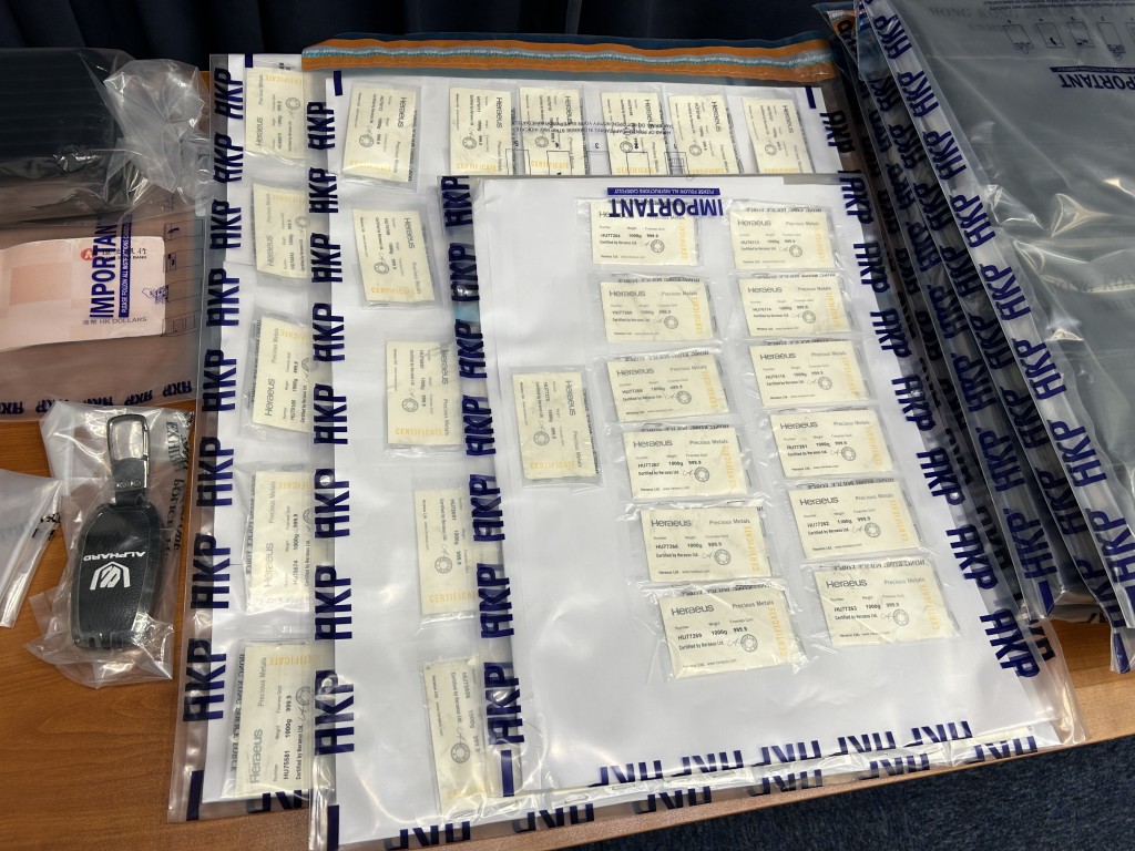 警方起回約值 9300萬元的73條金條。曾志恒攝 警方起回約值 9300萬元的73條金條。曾志恒攝