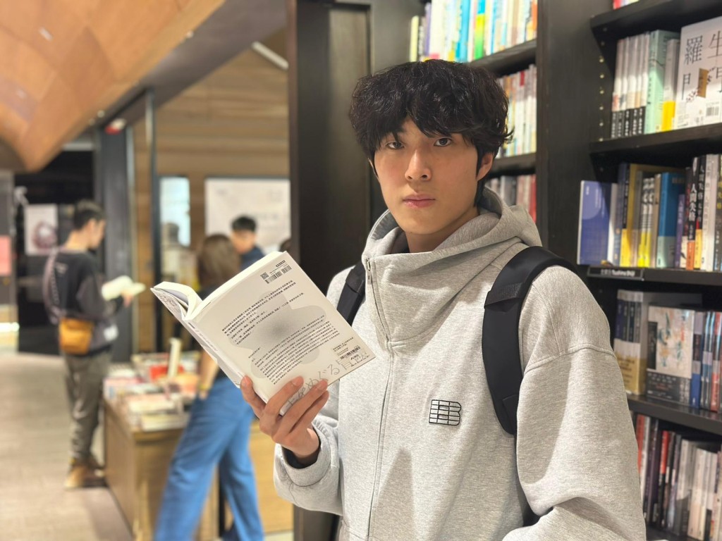 李同学坦言「香港是一个非常明显地让你觉得你没钱,就过得非常不舒服的城市」。 李同学坦言「香港是一个非常明显地让你觉得你没钱,就过得非常不舒服的城市」。