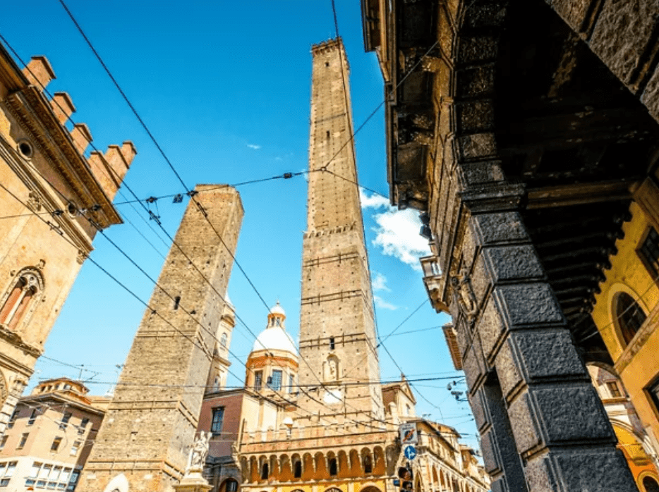 意大利古城博洛尼亚市有两座方形的高塔。