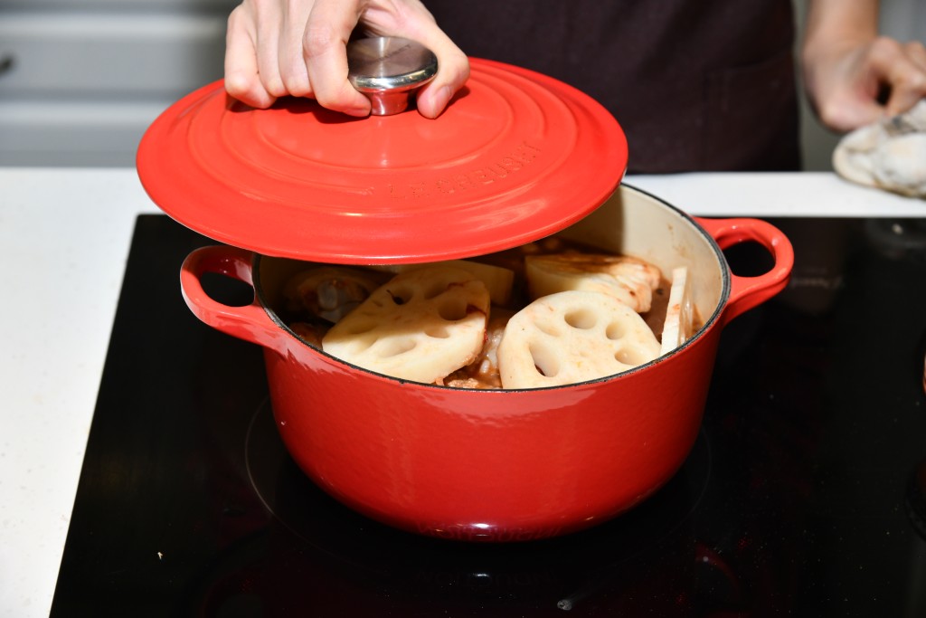 Step 7: 蓋上鍋蓋，以小火燜1小時，熄火焗三十分鐘。Cover the pot with a lid and simmer for 1 hour. Turn off the heat and let stand for another 30 minutes.